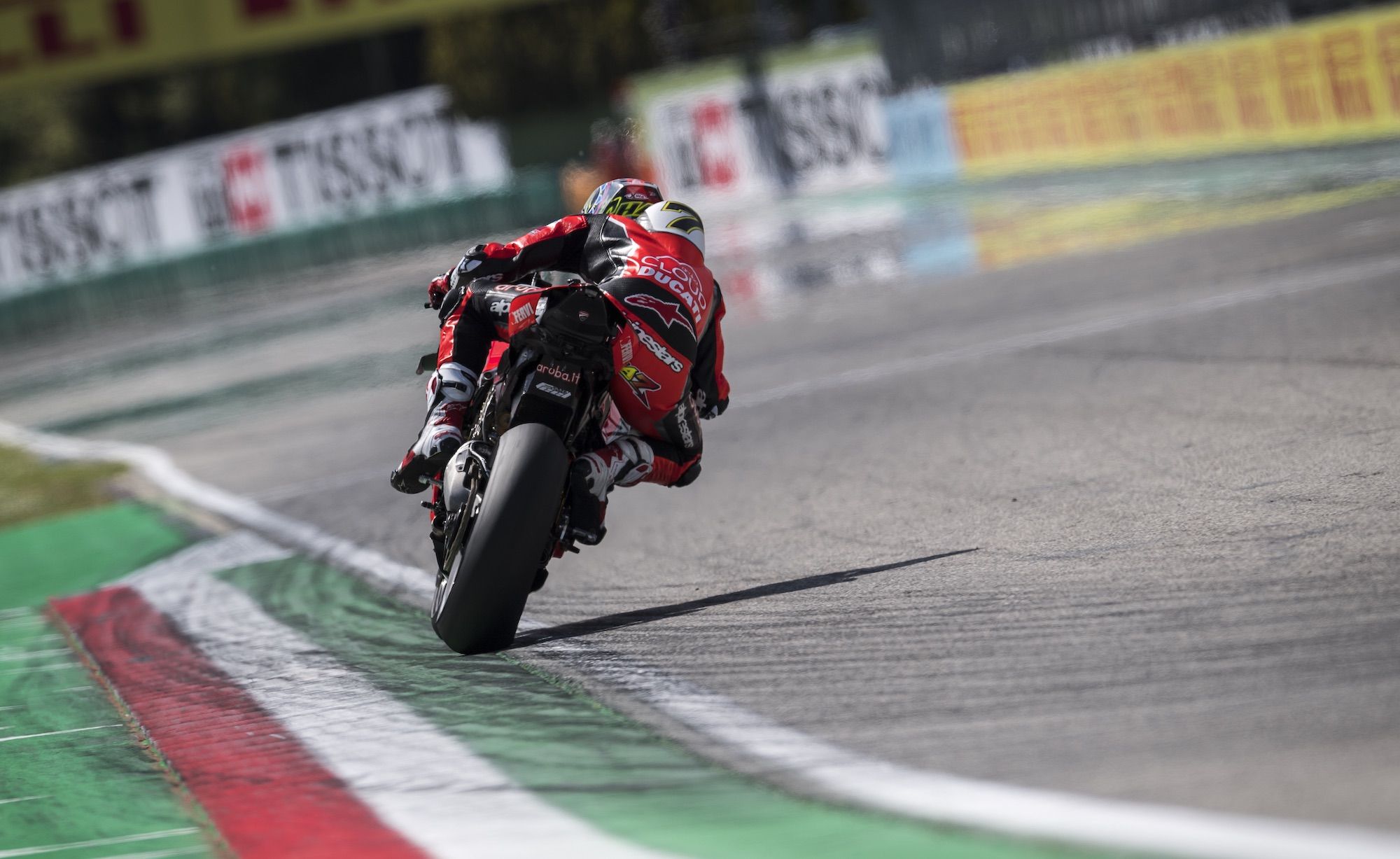 Chaz Davies reaparece y arrebata la pole a Jonathan Rea en Imola