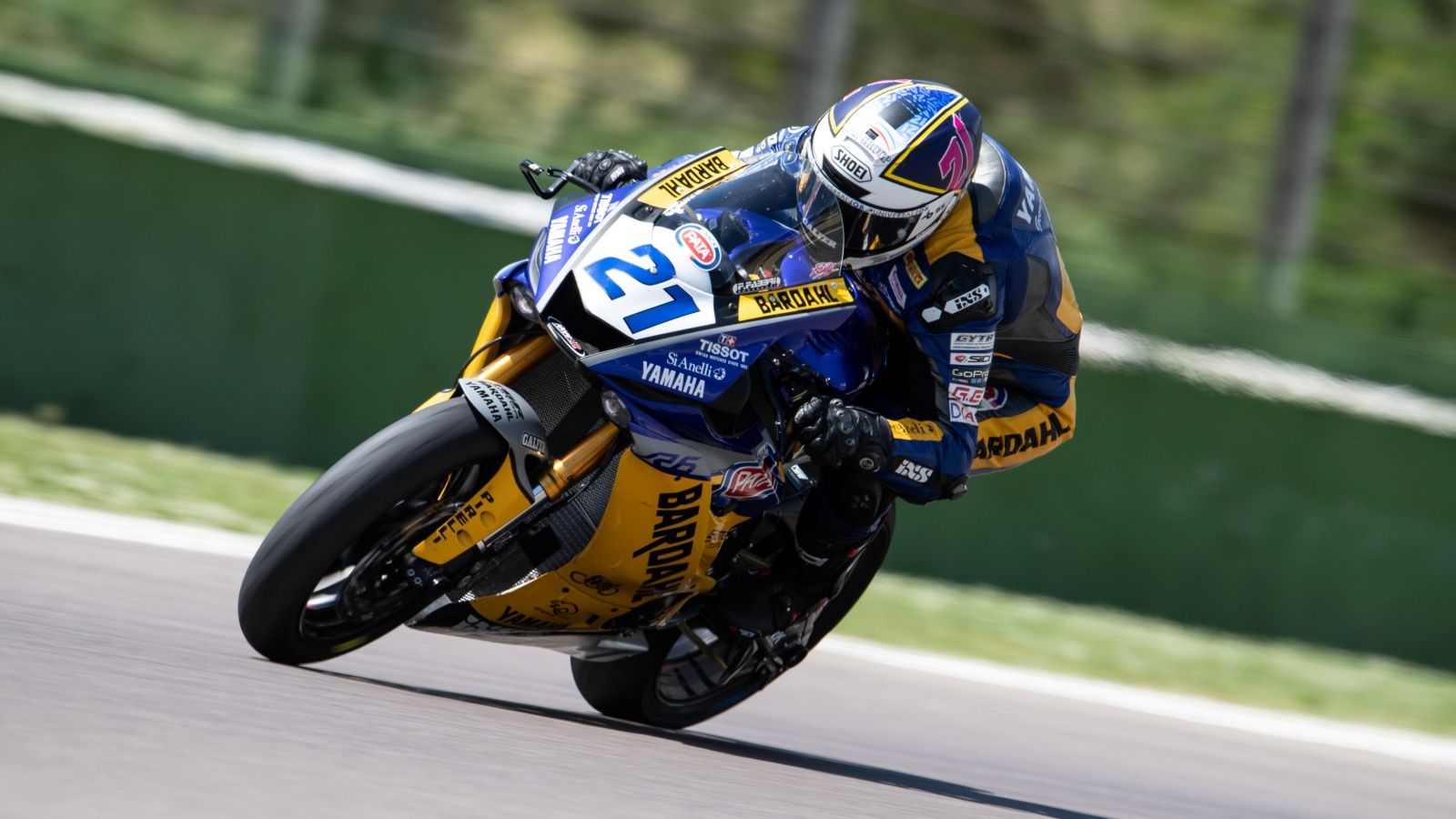 Randy Krummenacher bate a Federico Caricasulo en una accidentada carrera en Imola