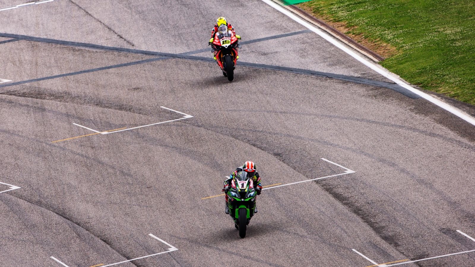 El bálsamo de Jonathan Rea y un Álvaro Bautista en el espejo