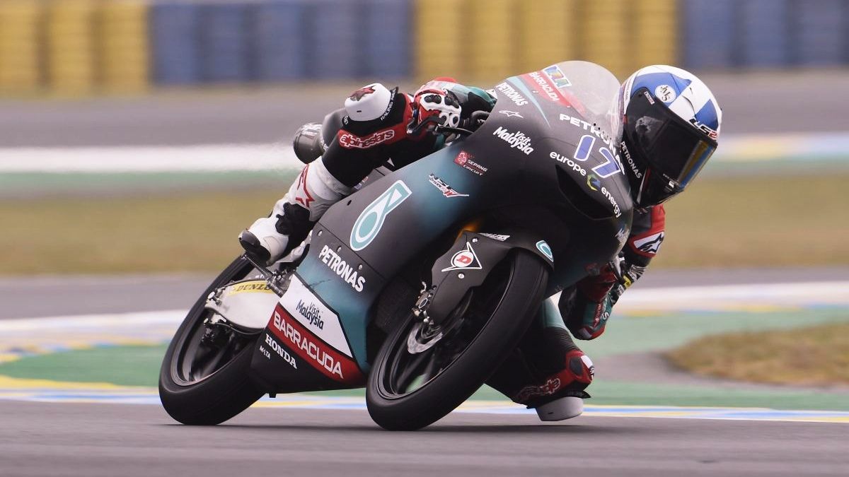 John McPhee se lleva la pole de Moto3 en Le Mans ante Tony Arbolino y Ai Ogura