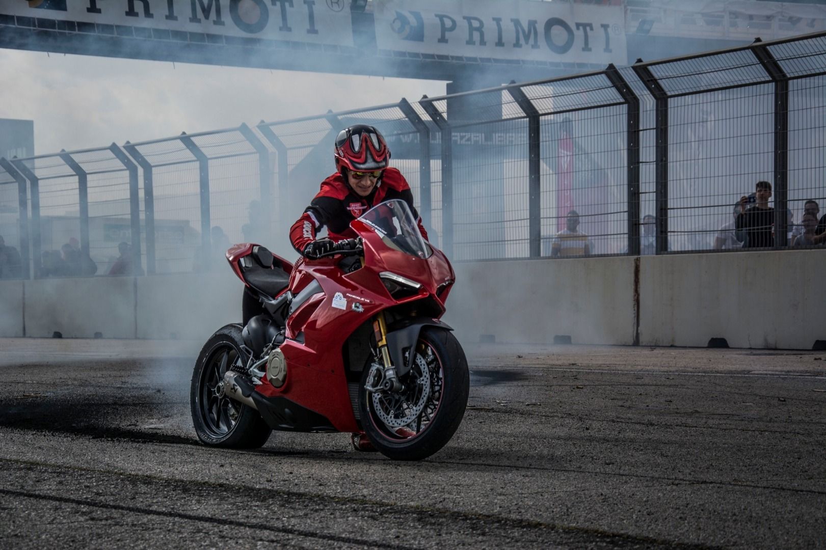 Emilio Zamora, el stunt rider que palpita Desmo