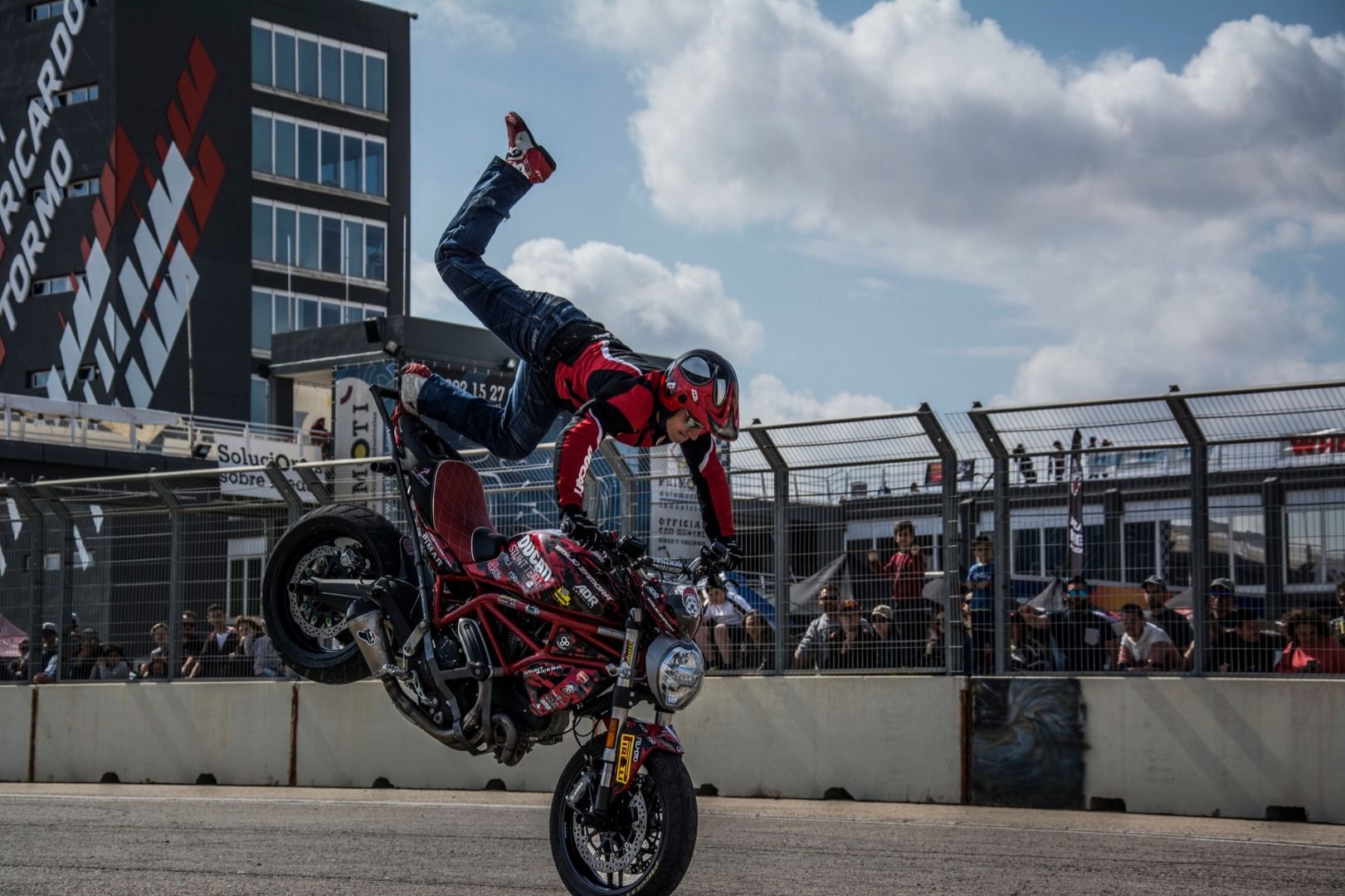 Emilio Zamora, el stunt rider que palpita Desmo