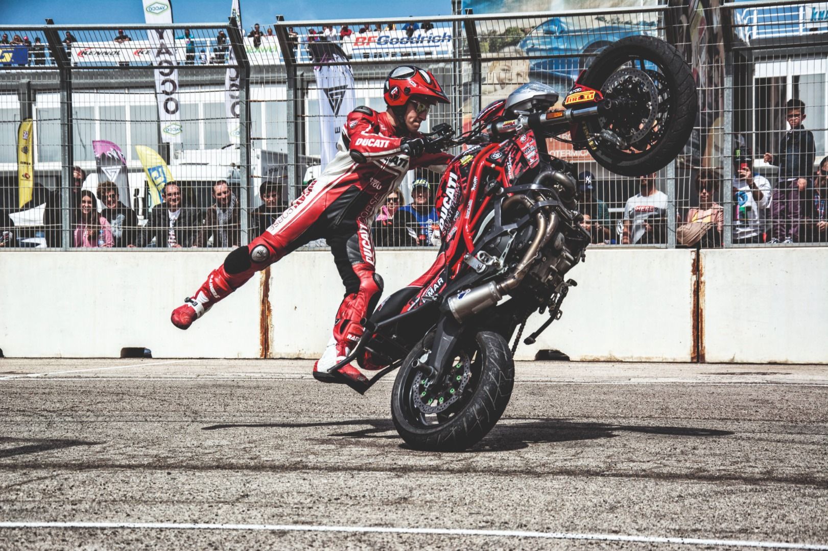 Emilio Zamora, el stunt rider que palpita Desmo