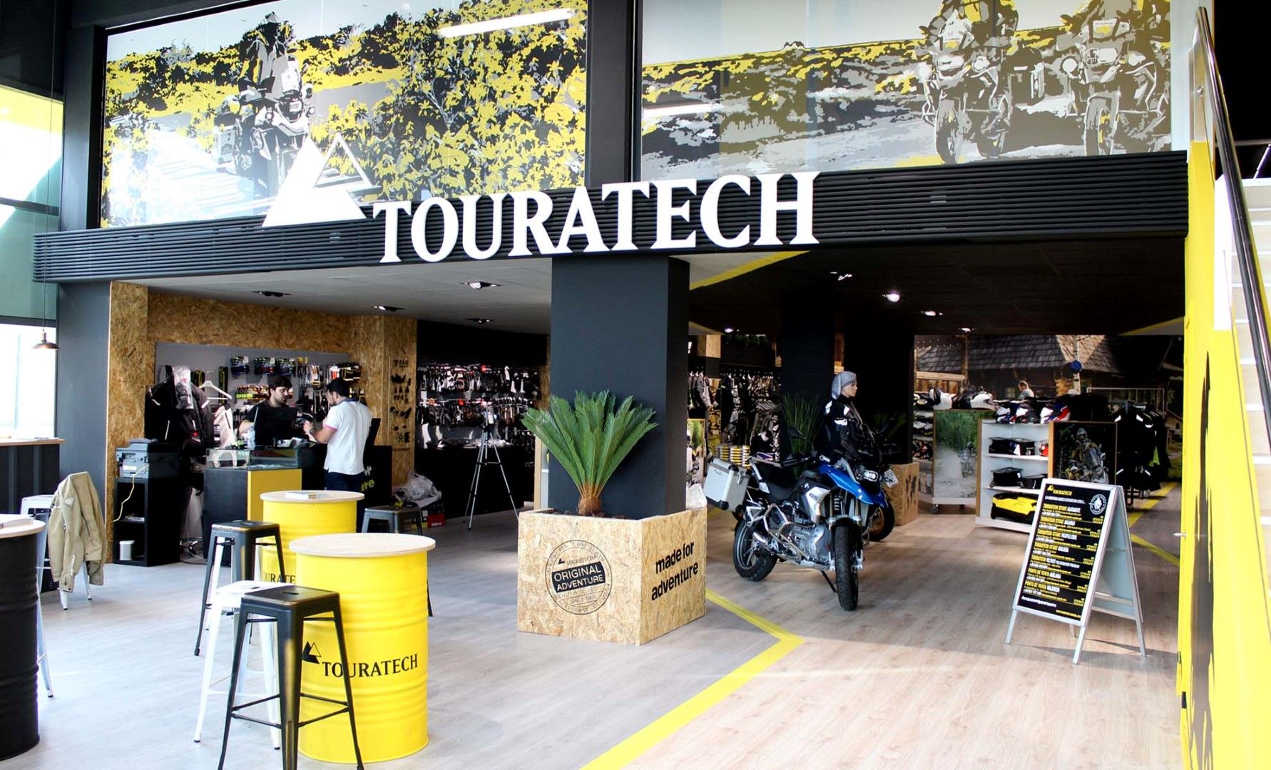 Touratech y MotoCenter Levante inauguran un centro de aventura motera en Madrid