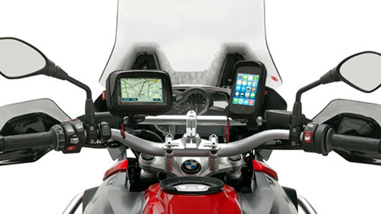 Accesorios Givi para móviles: Conectado y orientado en moto