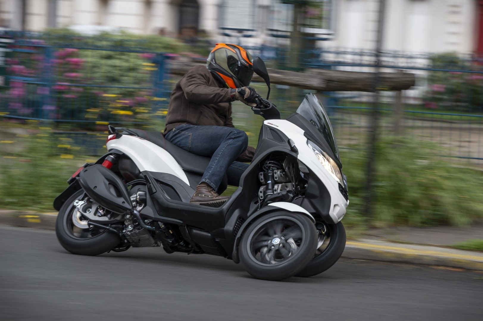 Piaggio MP3 300 hpe Sport, la gama de acceso MP3 se renueva con un toque más deportivo.