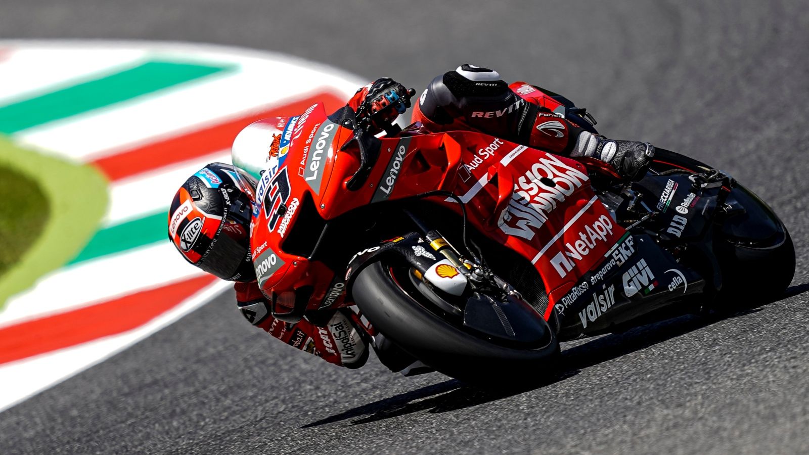 Danilo Petrucci bate a Marc Márquez por milésimas en Mugello y se estrena en MotoGP