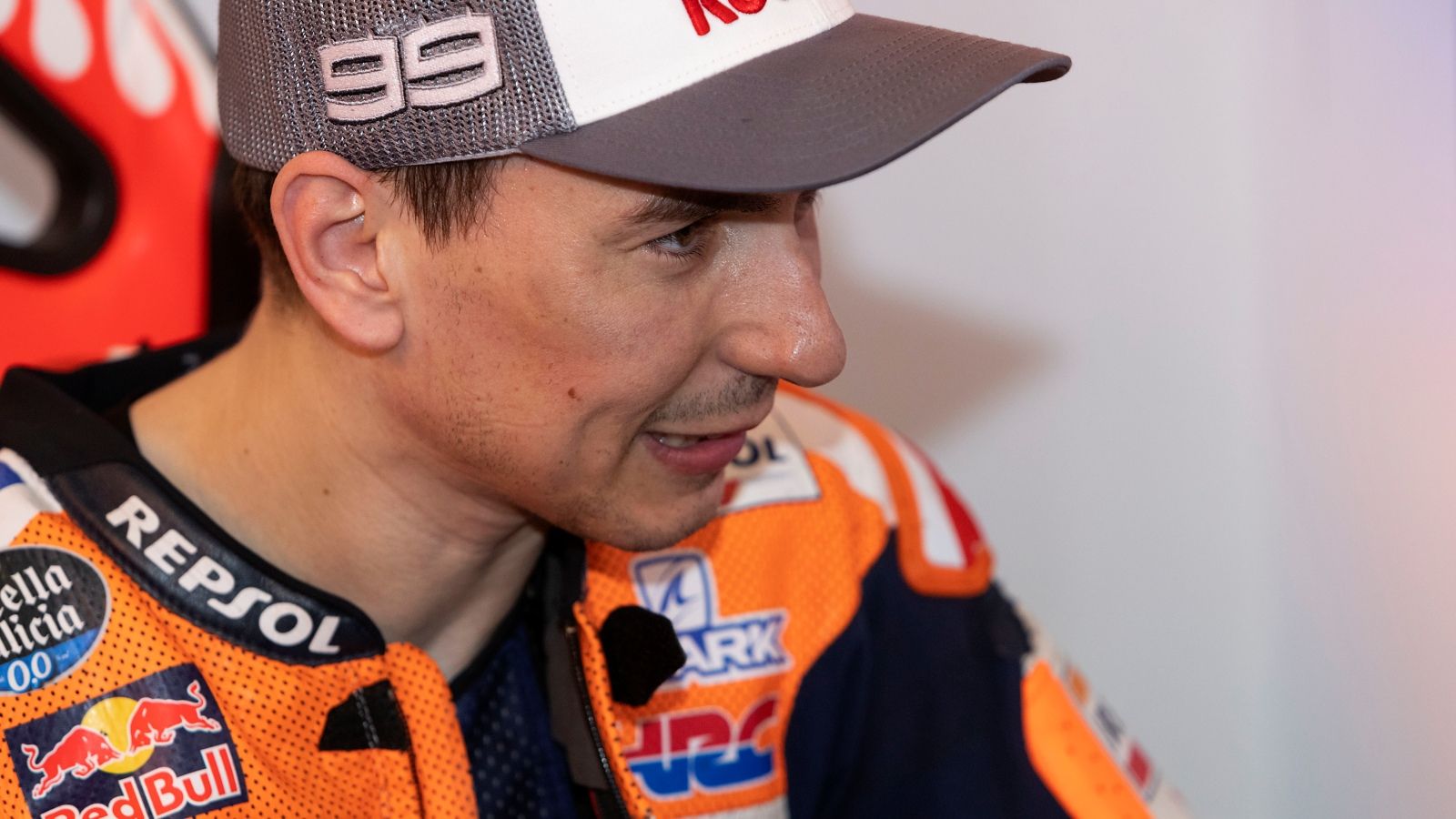 Jorge Lorenzo en el box en Montmeló (Fotos: Repsol).