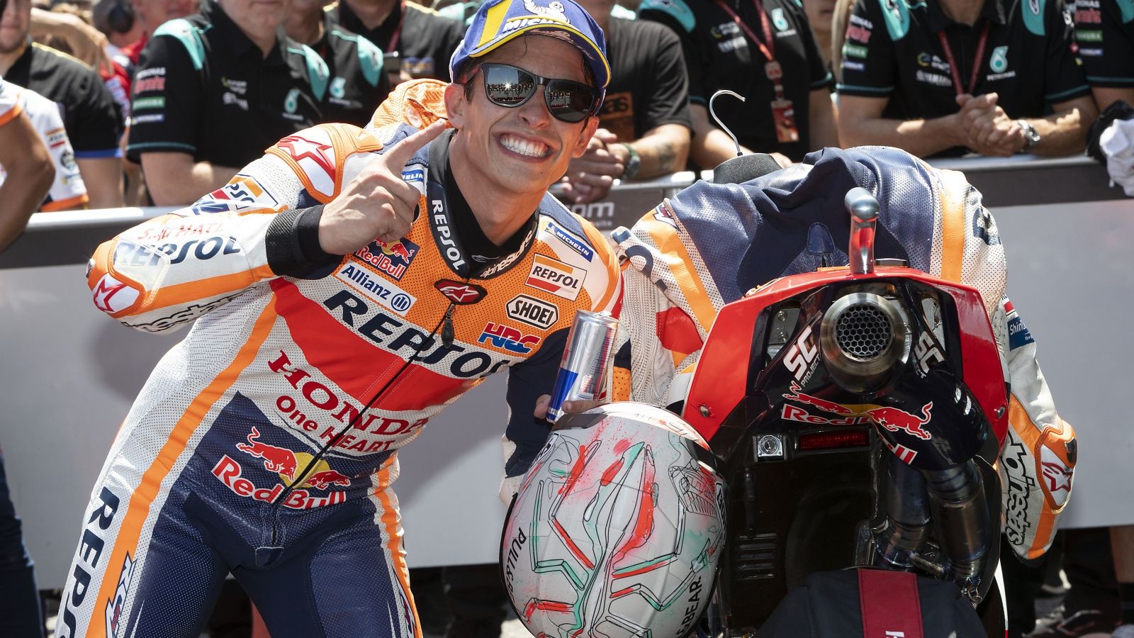 Marc Márquez festeja su triunfo en Montmeló (Fotos: Repsol).