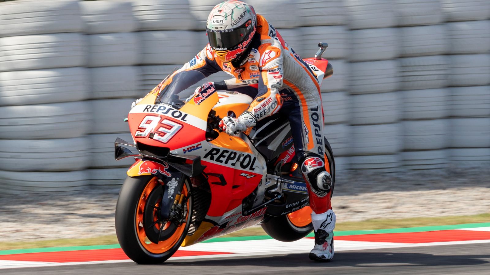 Marc Márquez apurando la frenada en Montmeló (Fotos: Repsol).