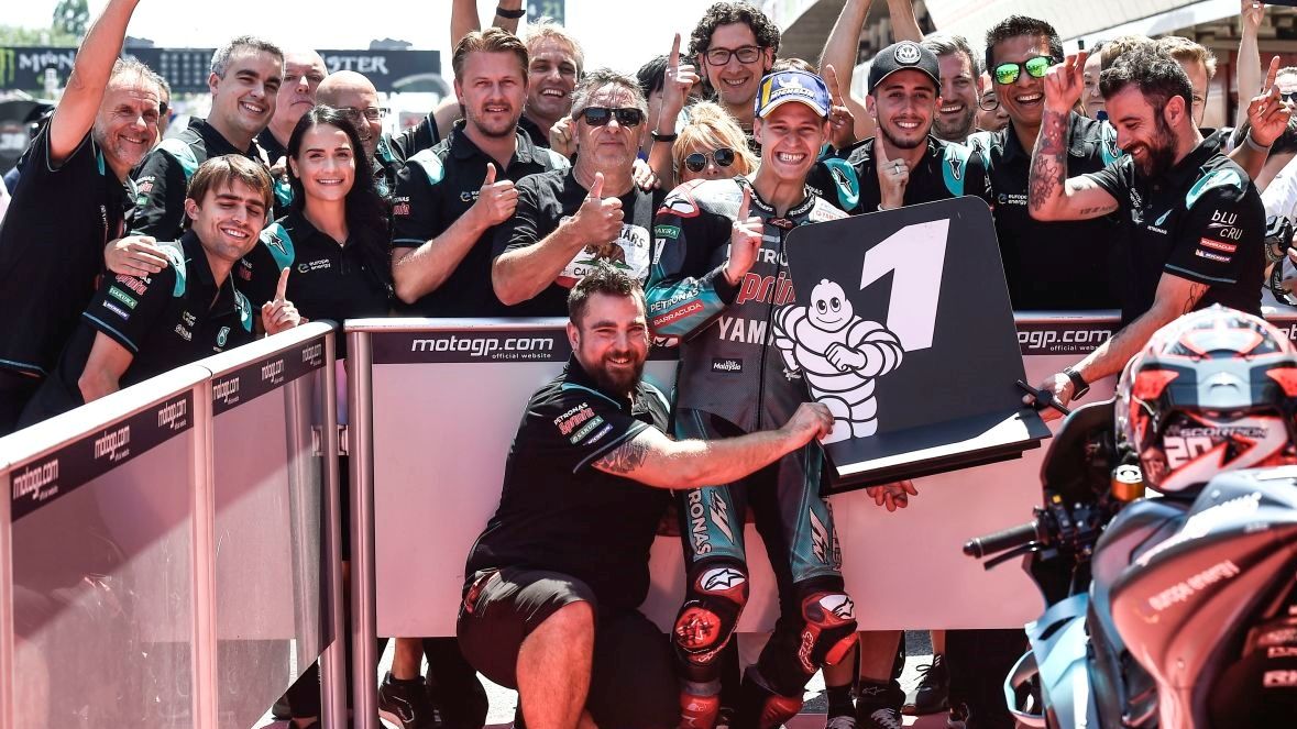 Fabio Quartararo celebra la pole con su equipo (Foto: Petronas)
