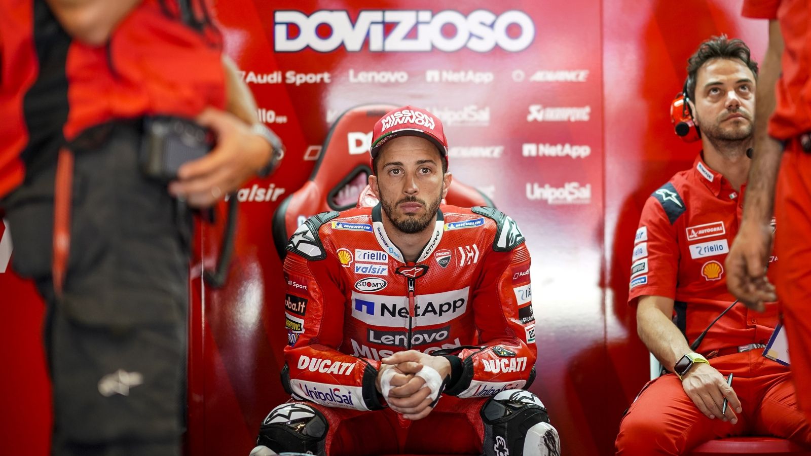Andrea Dovizioso visiblemente decepcionado en su box (Foto: Ducati).
