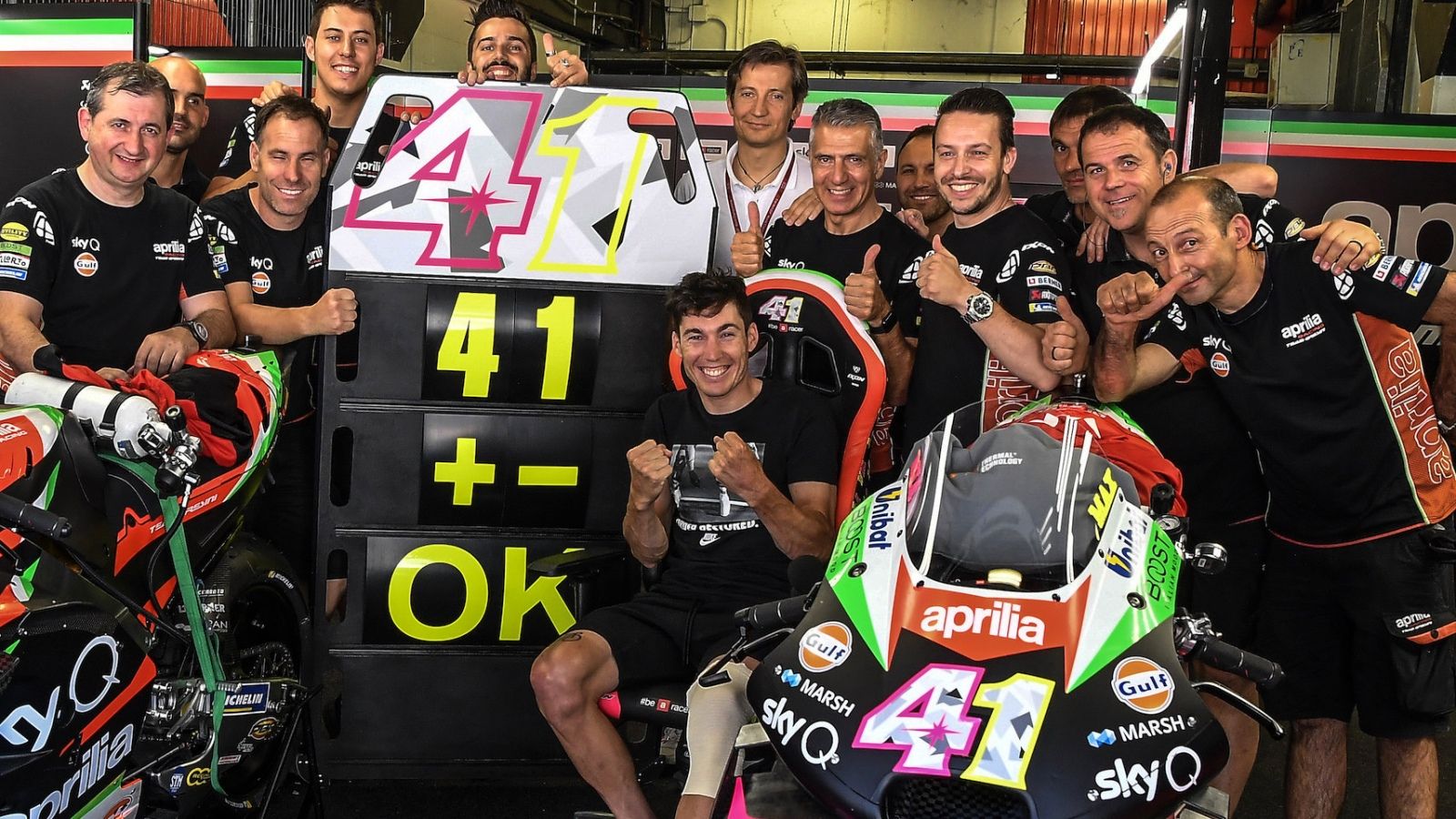 Aleix Espargaró con su equipo en el box de Aprilia en los test de Montmeló (Foto: Gresini).