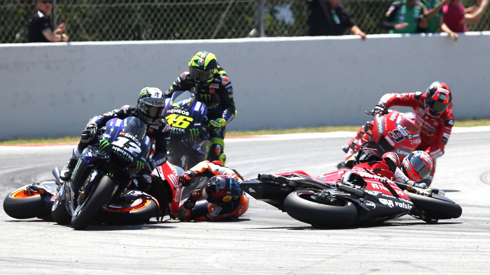 Jorge Lorenzo cae y provoca las caídas de Andrea Dovizioso, Maverick Viñales y Valentino Rossi (Fotos: G&G).