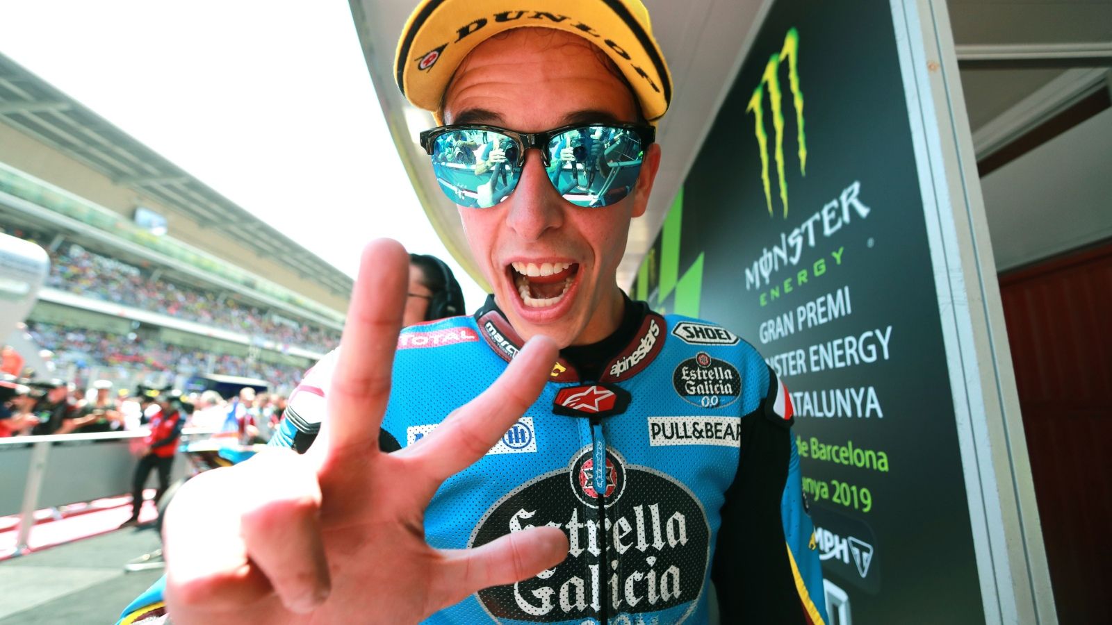 Álex Márquez enseña tres dedos, las victorias que lleva seguidas (Foto: Marc VDS).
