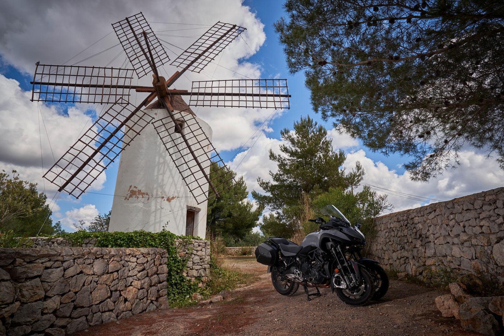 En ruta con Yamaha Niken GT: Santa Eulalia (Ibiza)