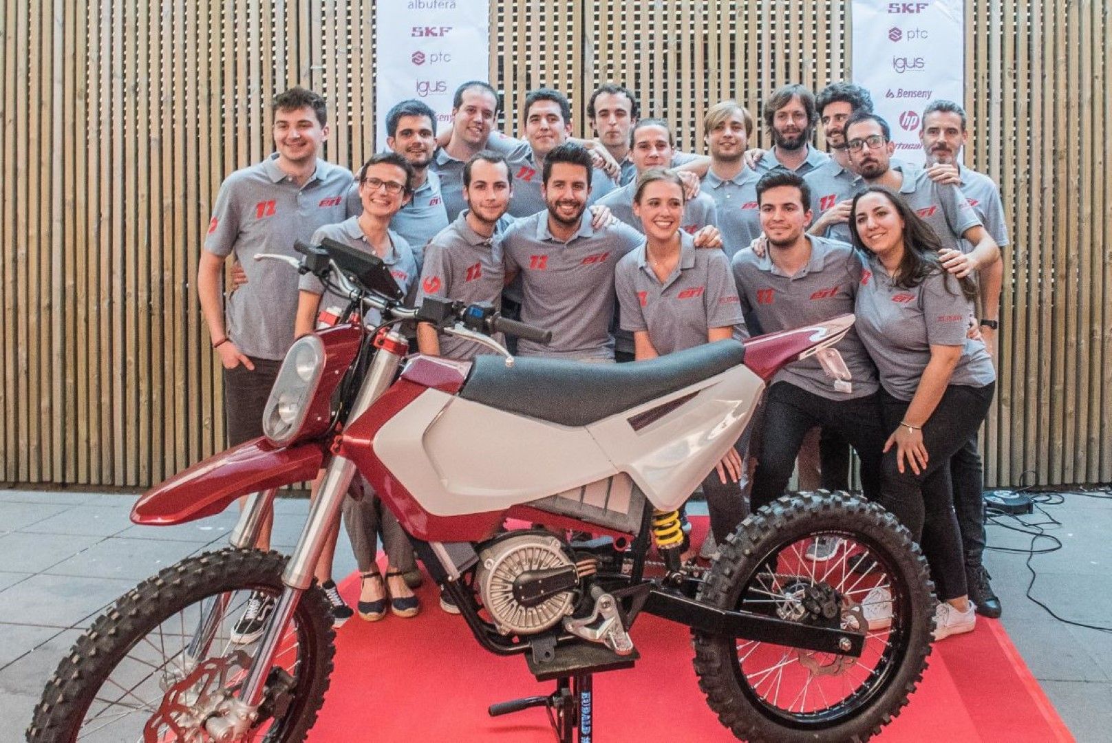 Doce alumnos de ingeniería fabrican una moto eléctrica de competición e inteligente