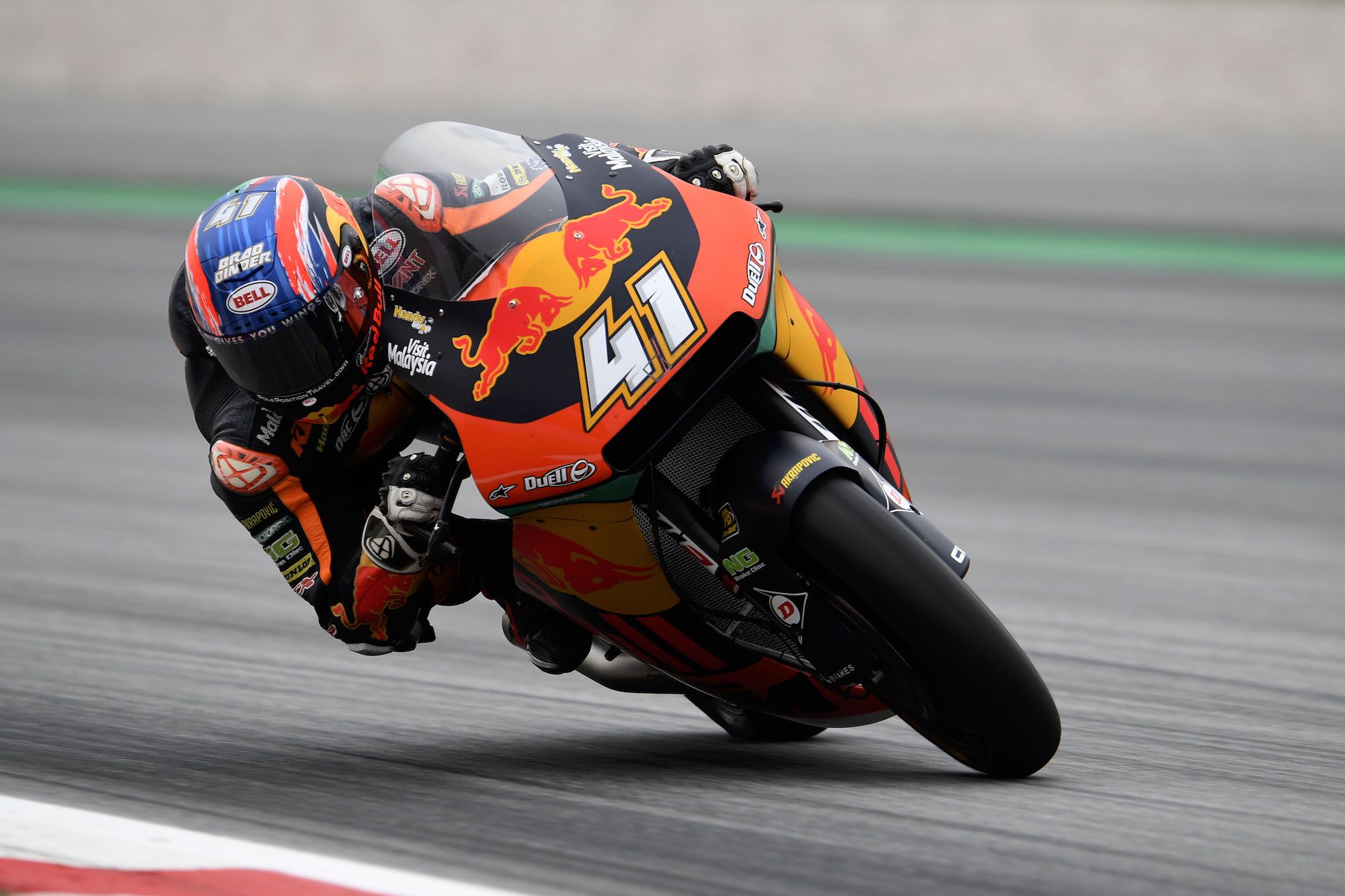 Brad Binder coloca su KTM al frente de Moto2