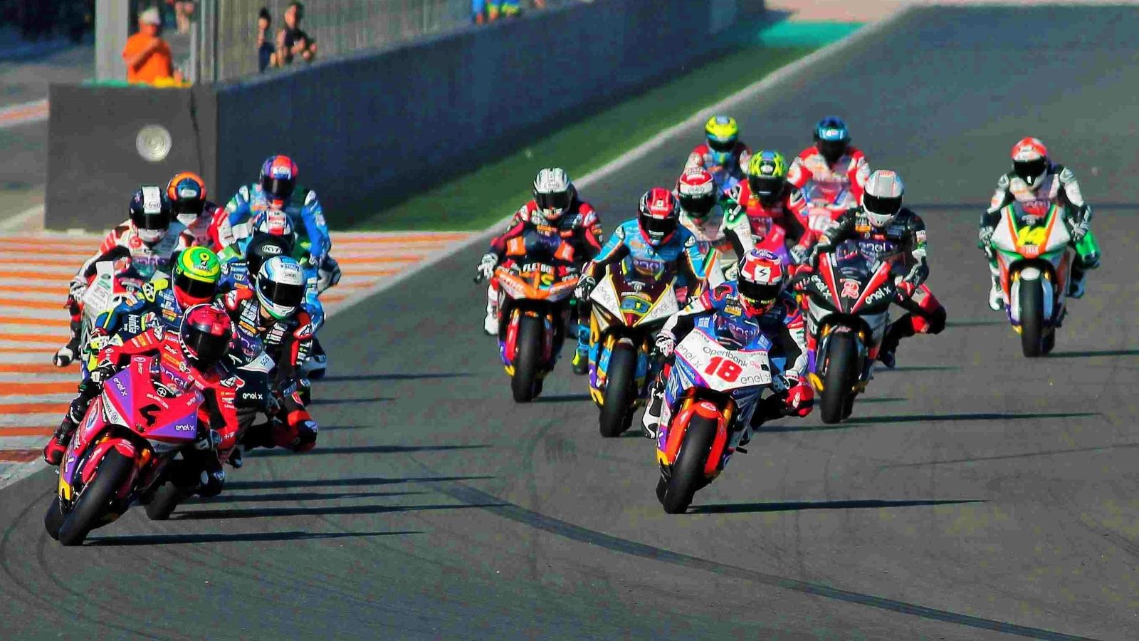 Salida de la simulación de carrera de MotoE en Valencia.