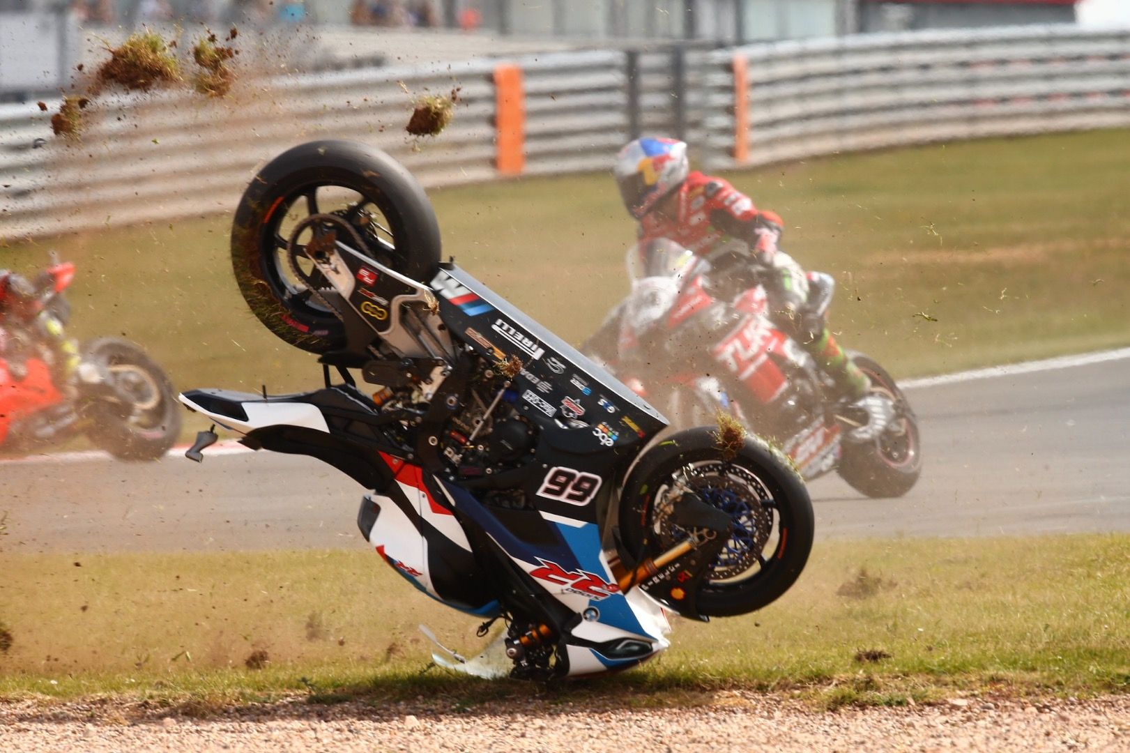 Caída Tom Sykes en la Superpole Race de Donington Park