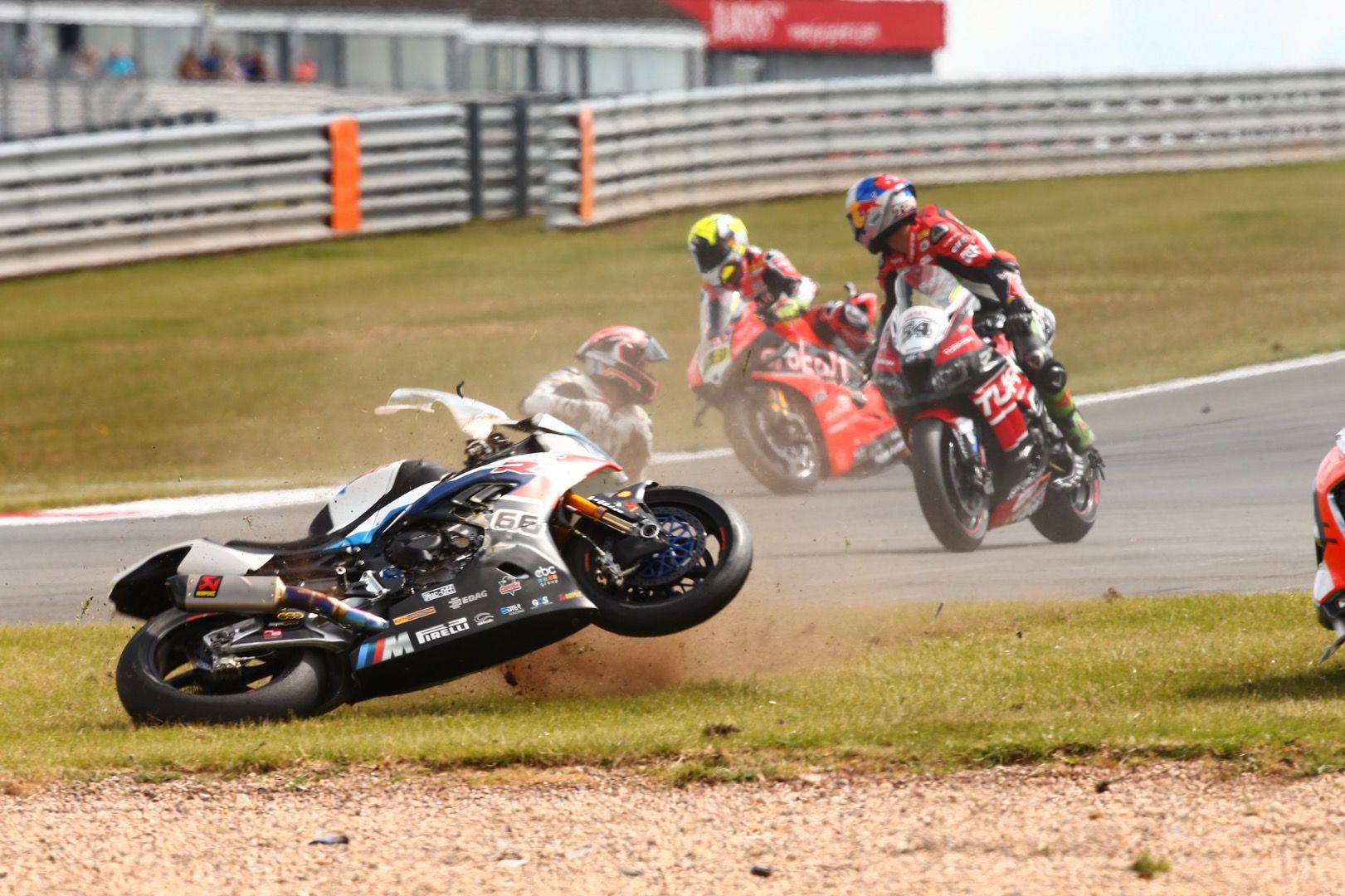Caída Tom Sykes en la Superpole Race de Donington Park