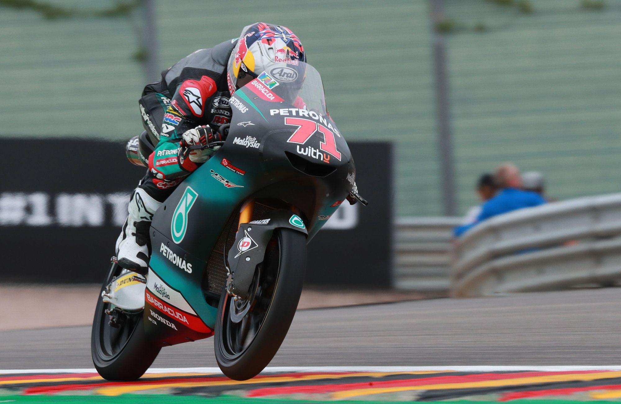 Ayumu Sasaki controla los libres de Moto3 en Sachsenring