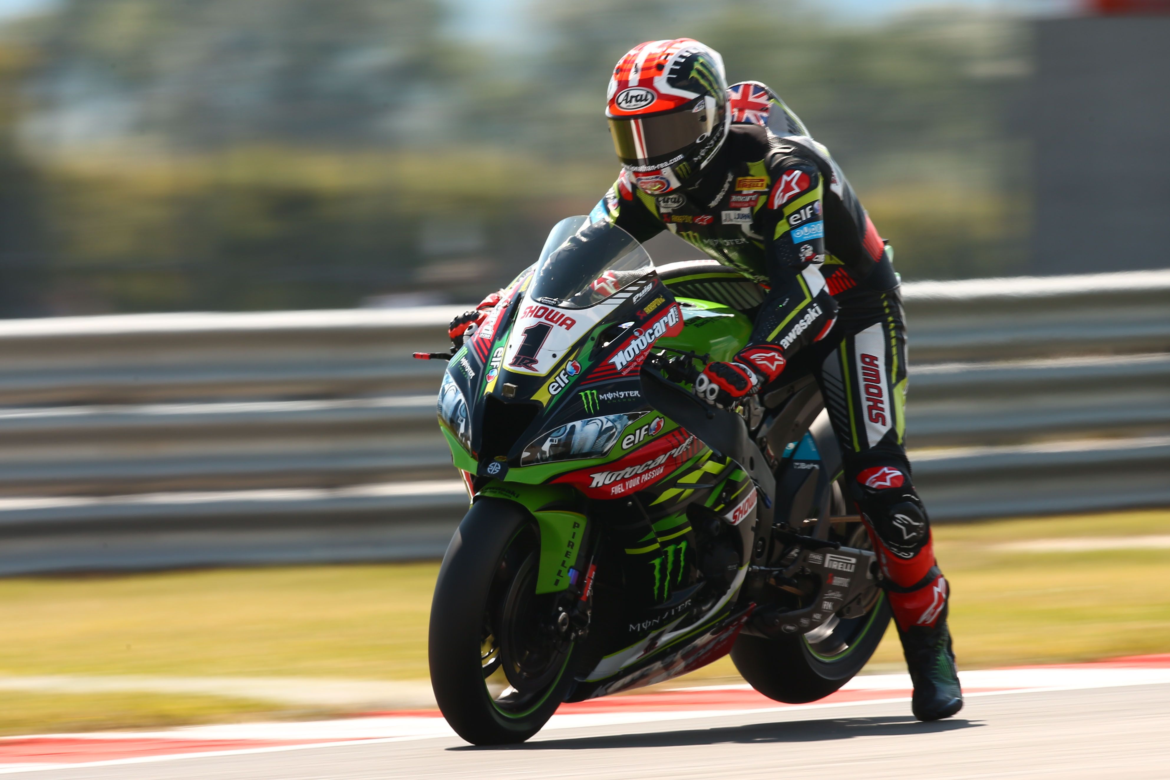 Jonathan Rea se lleva una carrera con polémica por la descalificación de Tom Sykes