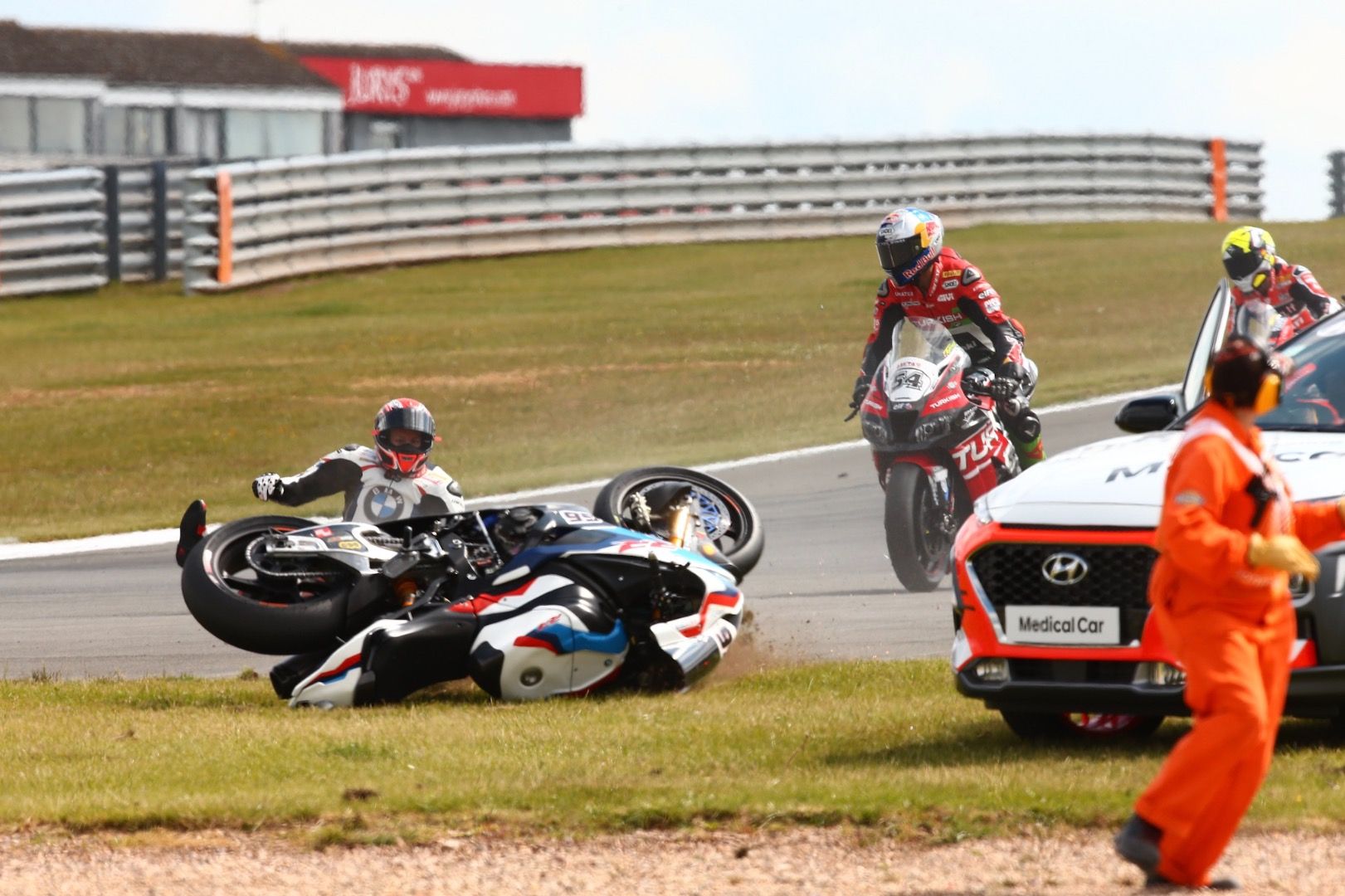 Caída Tom Sykes en la Superpole Race de Donington Park