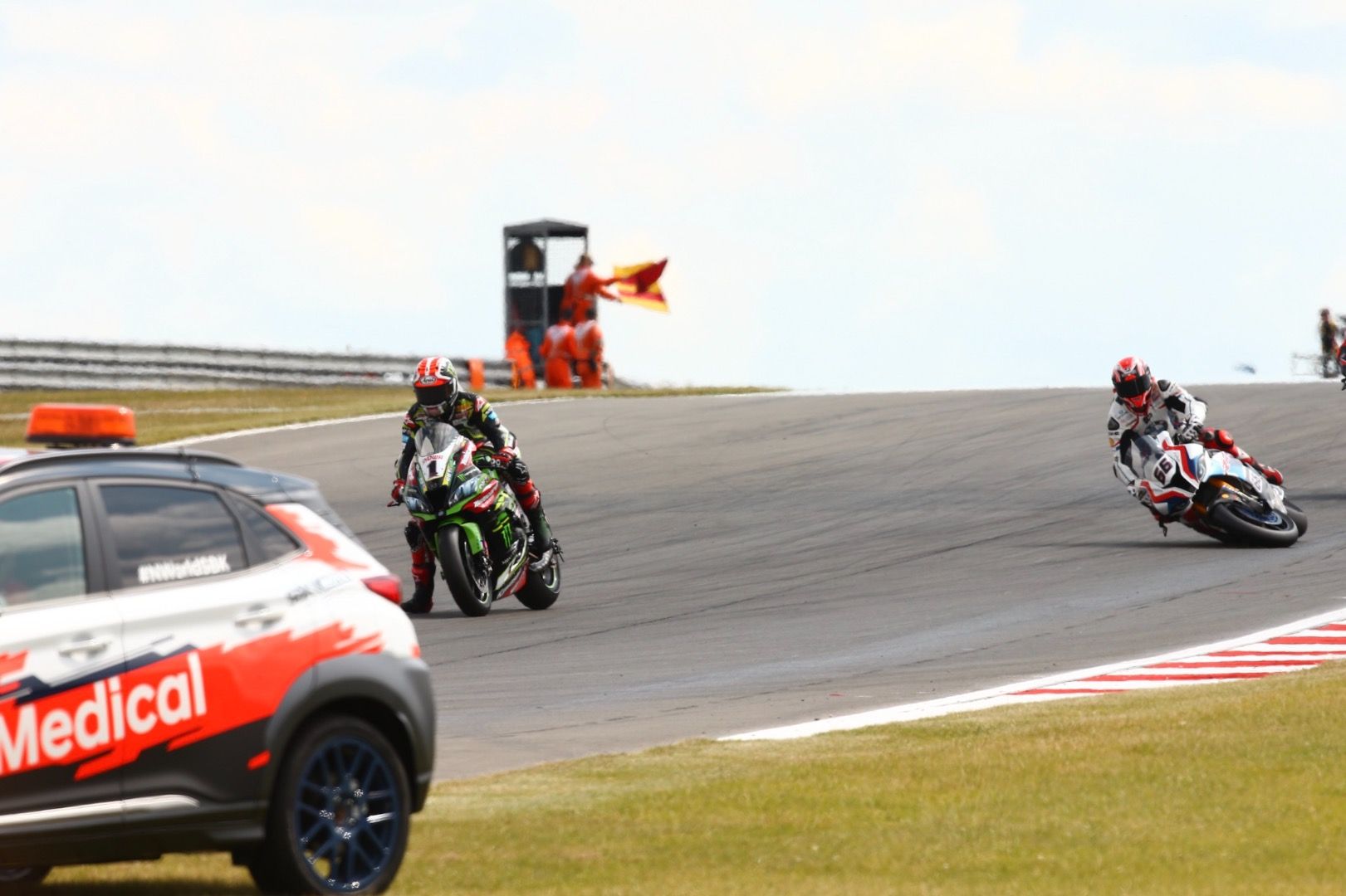Caída Tom Sykes en la Superpole Race de Donington Park