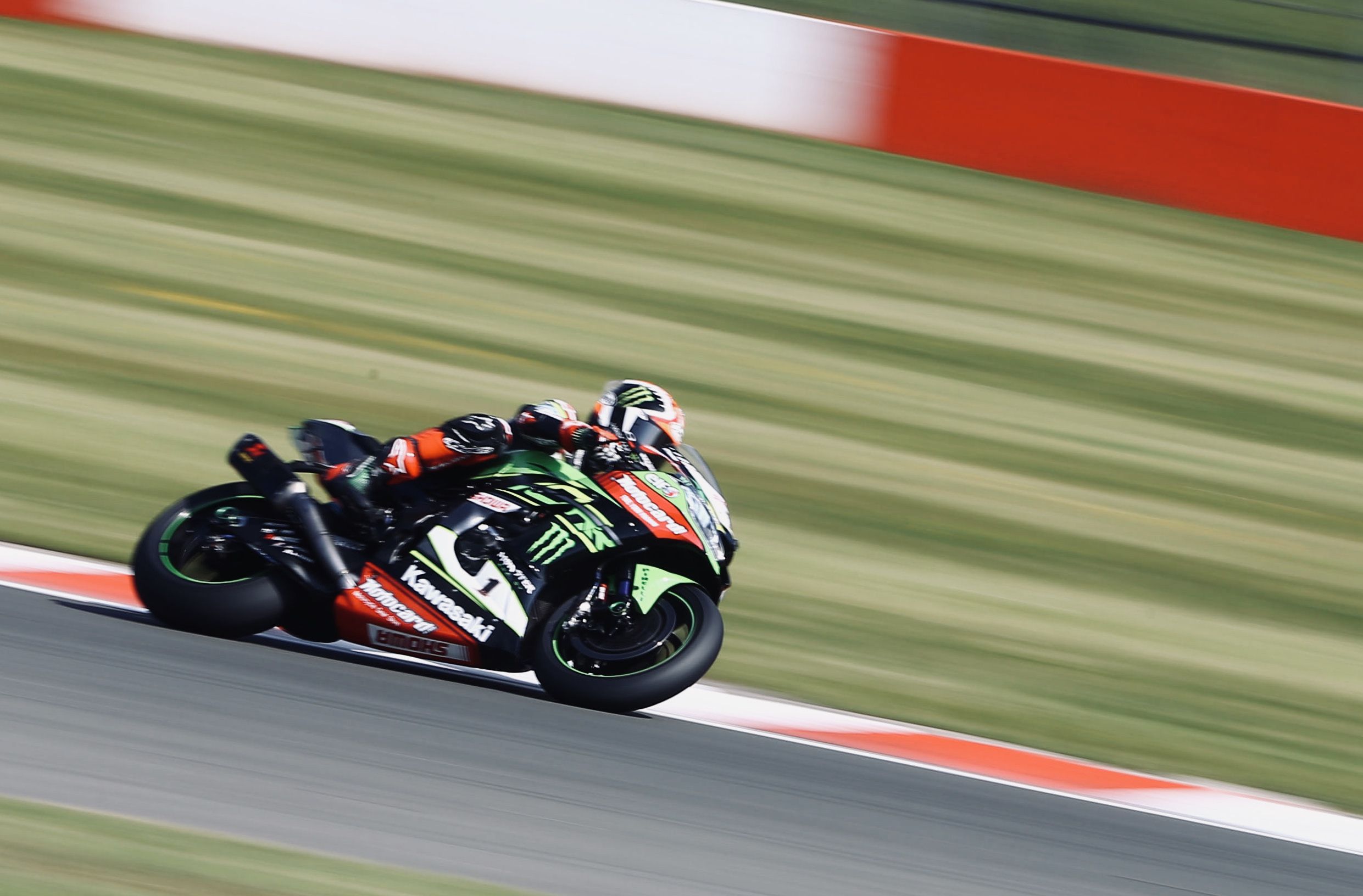 Implacable triplete de Jonathan Rea en Donington