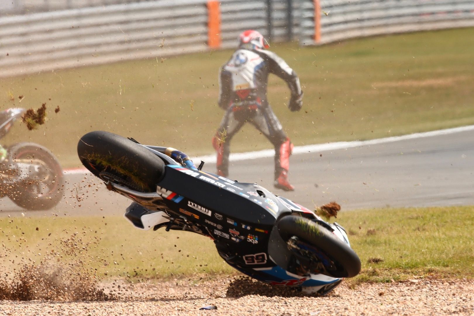 Caída Tom Sykes en la Superpole Race de Donington Park
