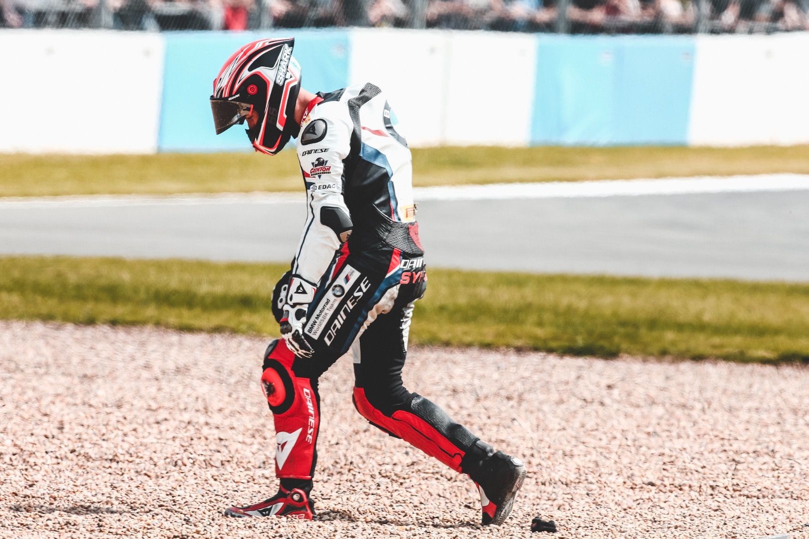 Caída Tom Sykes en la Superpole Race de Donington Park