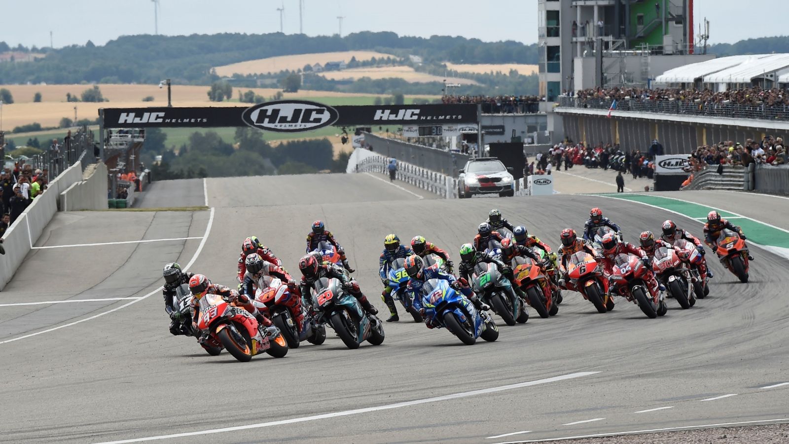 Marc Márquez apura la frenada de la curva uno (Fotos: Gold & Goose).