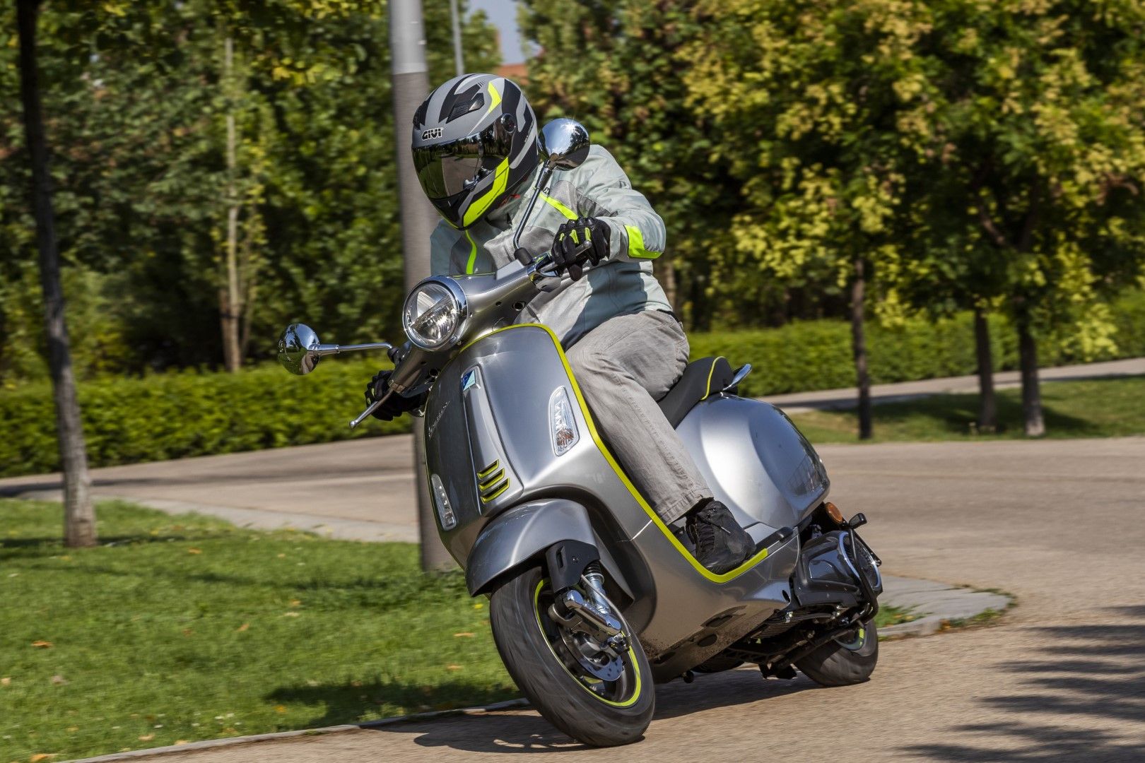 La Vespa Elettrica estrena la propulsión eléctrica sin renunciar al diseño de su concepto original.