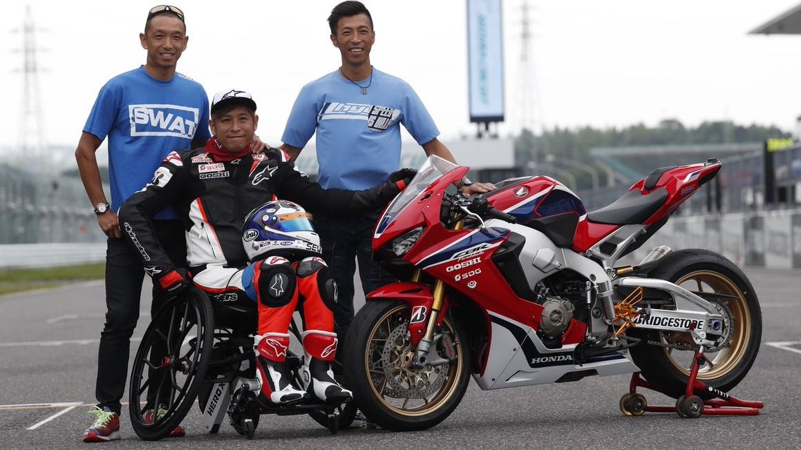 Takuma Aoki acompañado por sus hermanos Nobuatsu y Haruchika (Fotos: MotoGP / Gold & Goose).