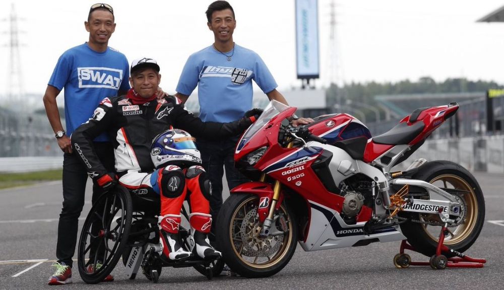 Takuma Aoki acompañado por sus hermanos Nobuatsu y Haruchika (Fotos: MotoGP / Gold & Goose). Takuma Aoki acompañado por sus hermanos Nobuatsu y Haruchika (Fotos: MotoGP / Gold & Goose).
