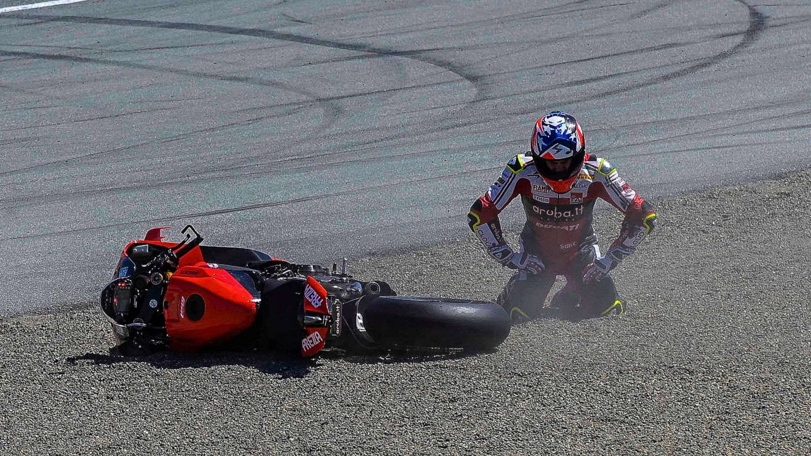 Álvaro Bautista se lamenta tras caer en la Superpole Race (Fotos: Gold & Goose).