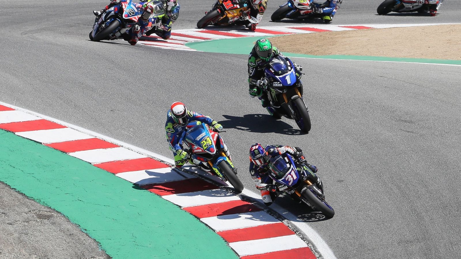 Garrett Gerloff supera a Toni Elías en el Sacacorchos ante la presencia de Cameron Beaubier (Fotos: MotoAmerica).