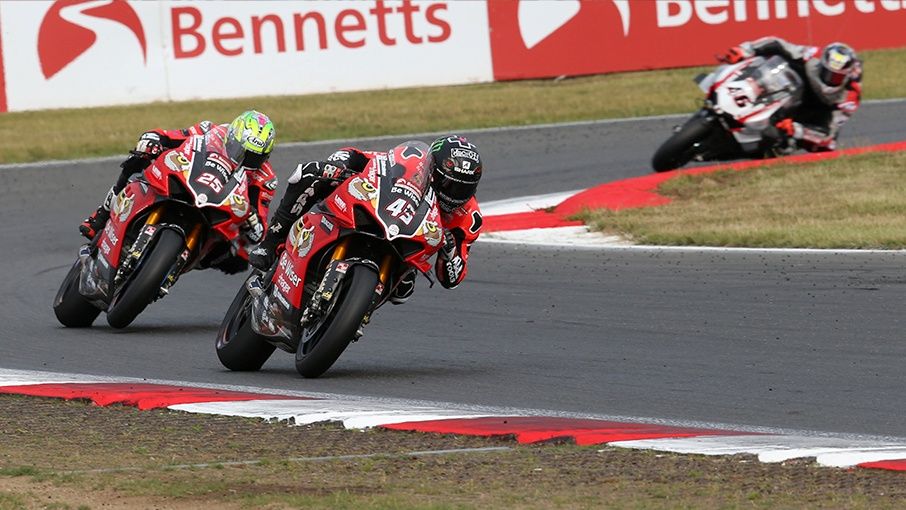 Scott Redding y Josh Brookes seguidos de lejos por Tommy Bridewell (Fotos: Ducati UK / Yamaha UK, BTC, Van Zon BMW).