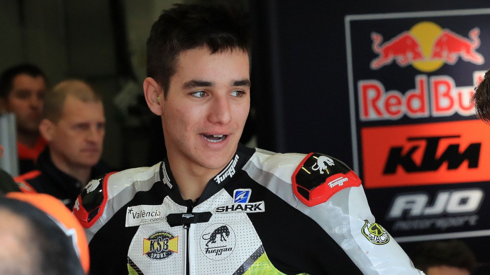 Iker Lecuona en el box del Red Bull KTM Ajo durante la pretemporada (Fotos: Gold & Goose).
