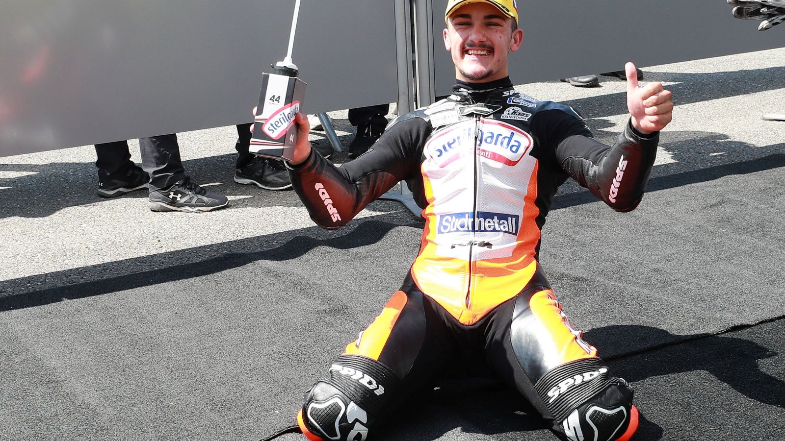 Arón Canet festeja su triunfo en Brno (Foto: Gold & Goose).