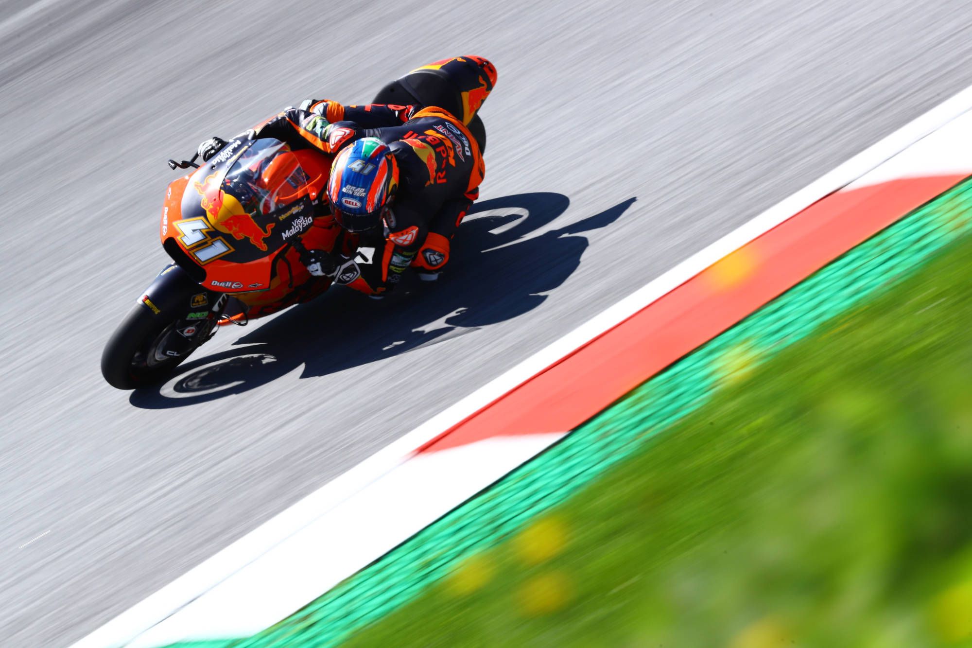 Brad Binder comienza alegrando a la afición local