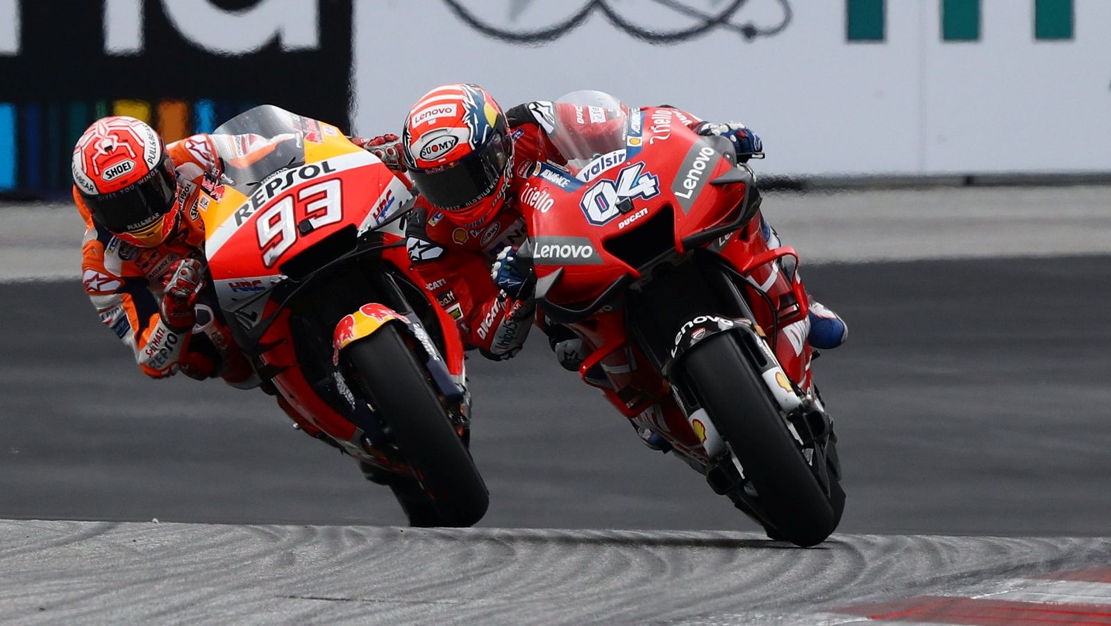 Andrea Dovizioso batiendo a Marc Márquez en la última curva (Fotos: Gold & Goose).