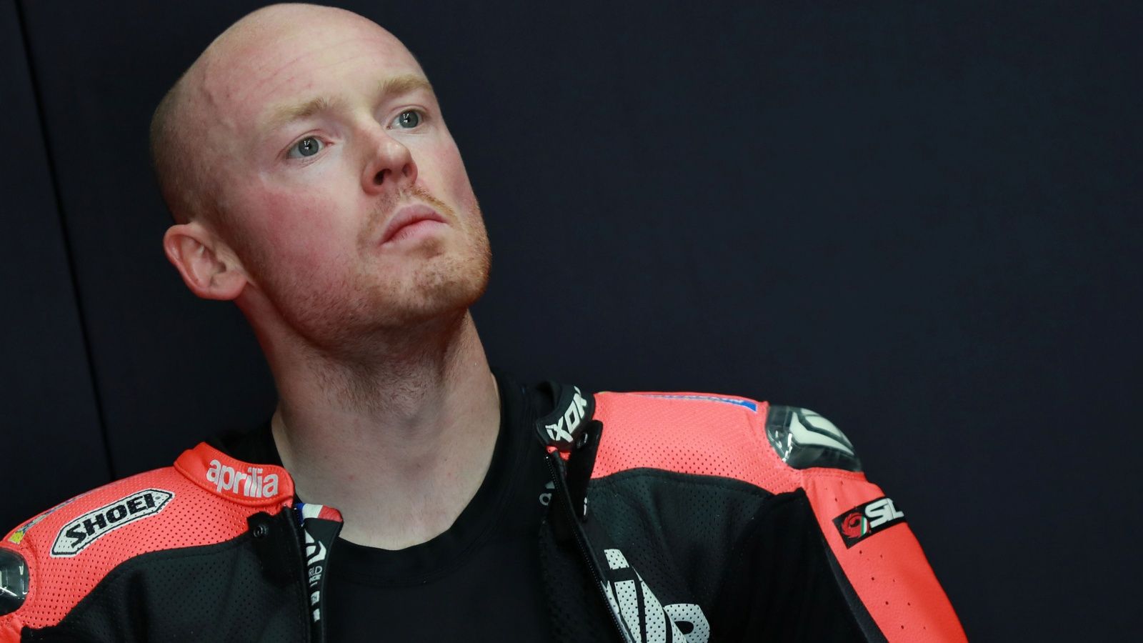 Bradley Smith en el box de Aprilia (Fotos: Gold & Goose).
