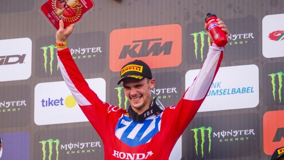 Tim Gajser con la placa que le acredita como campeón del mundo de MXGP 2019 (Fotos: HRC).