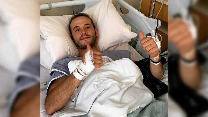 Víctor López en el Noble's Hospital tras ser intervenido (Foto: Martimotos).