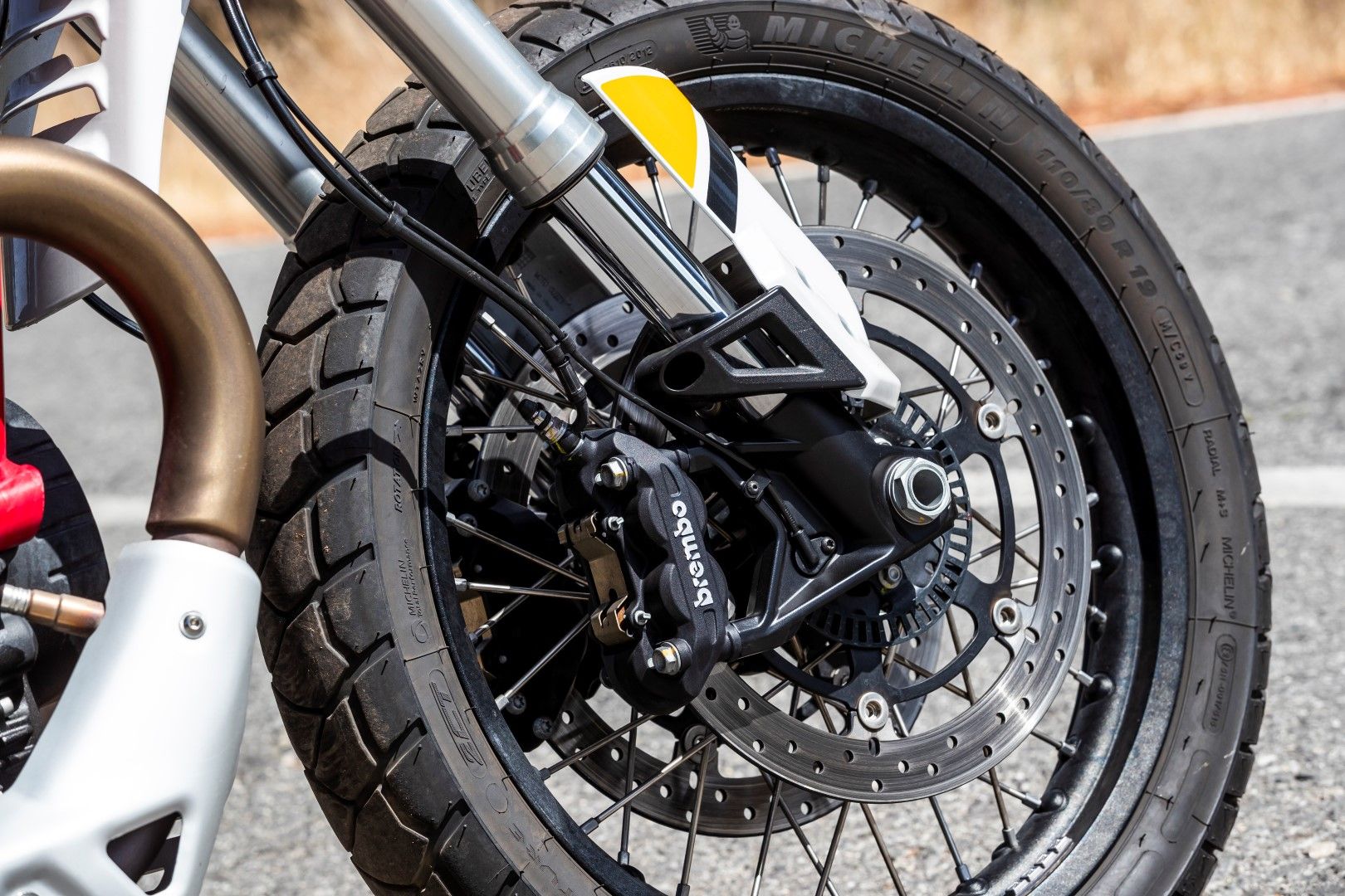 Cuerpo a cuerpo Moto Guzzi V85TT - Triumph Street Scrambler