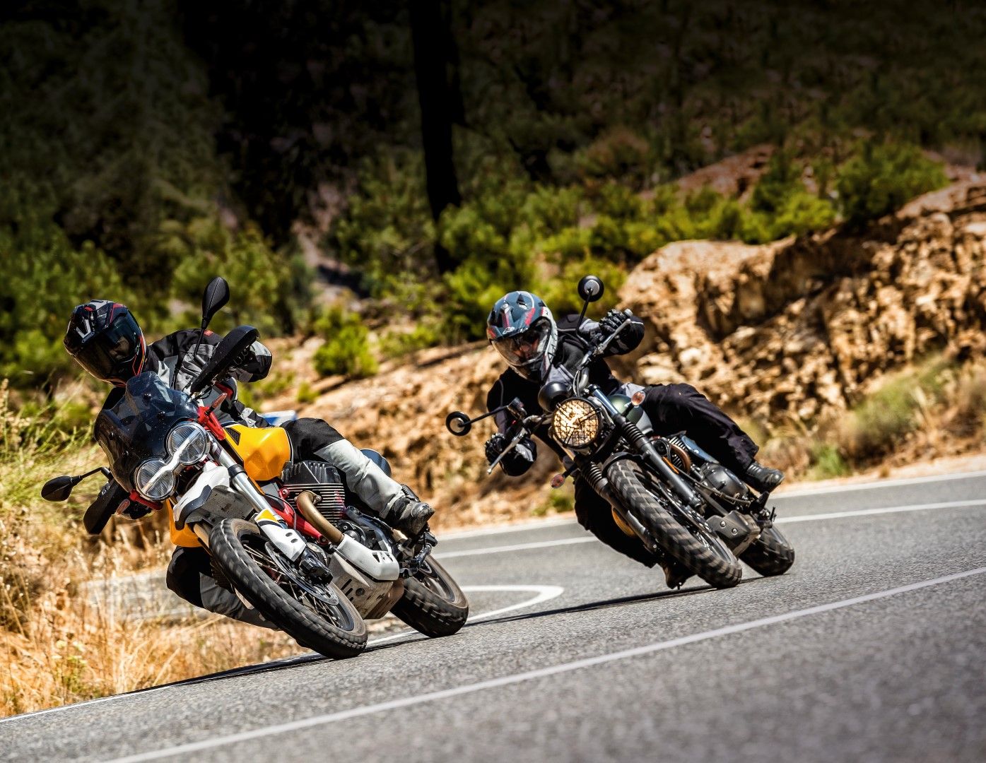Cuerpo a cuerpo Moto Guzzi V85TT - Triumph Street Scrambler