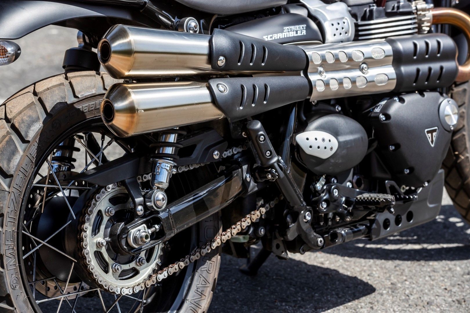 Cuerpo a cuerpo Moto Guzzi V85TT - Triumph Street Scrambler