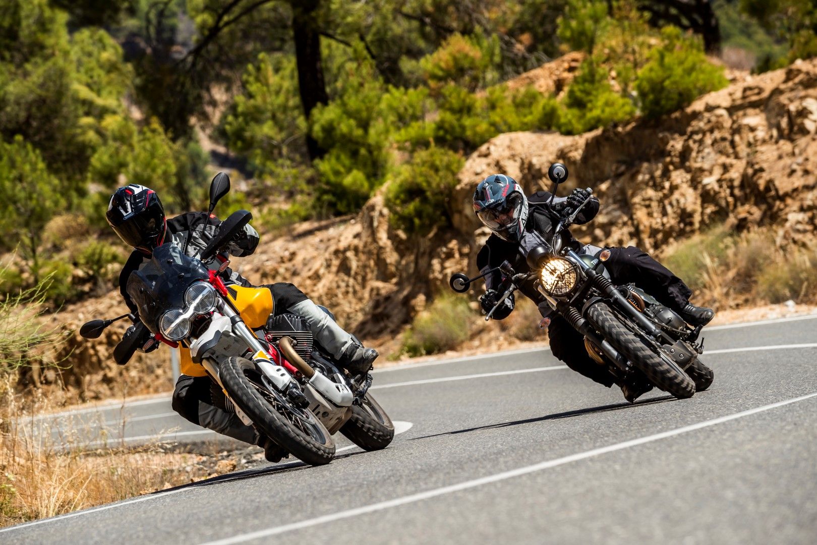 Cuerpo a cuerpo Moto Guzzi V85TT - Triumph Street Scrambler